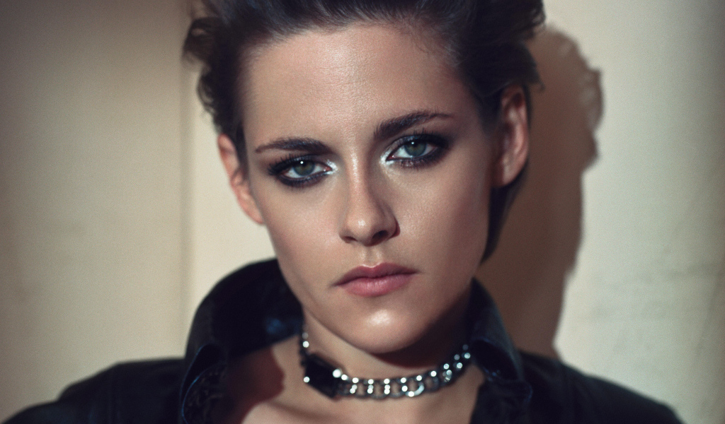 Кристен Стюарт в черной кожаной куртке