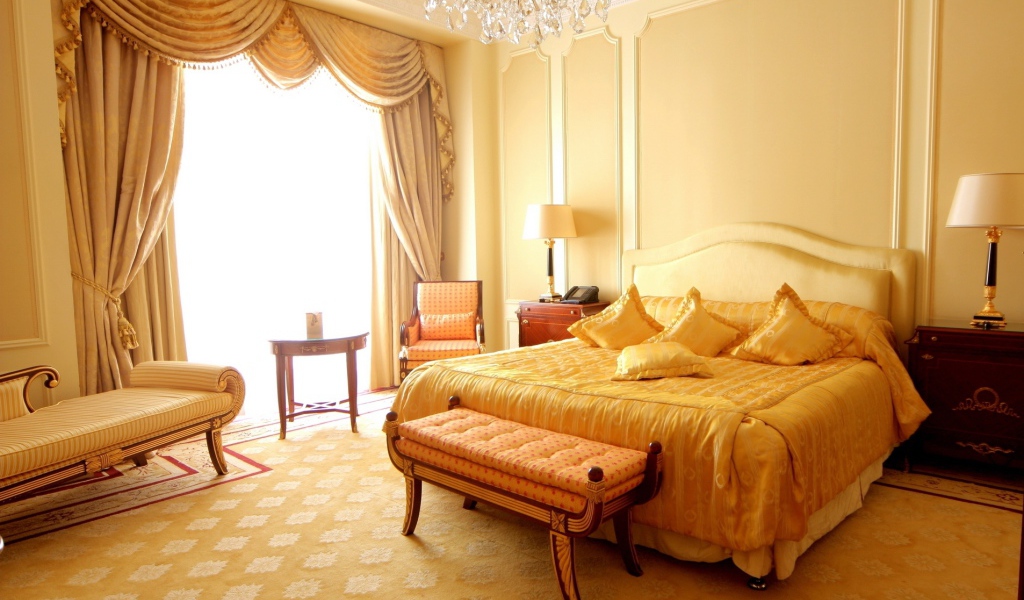 Большая спальная комната с кроватью в пастельных тонах 