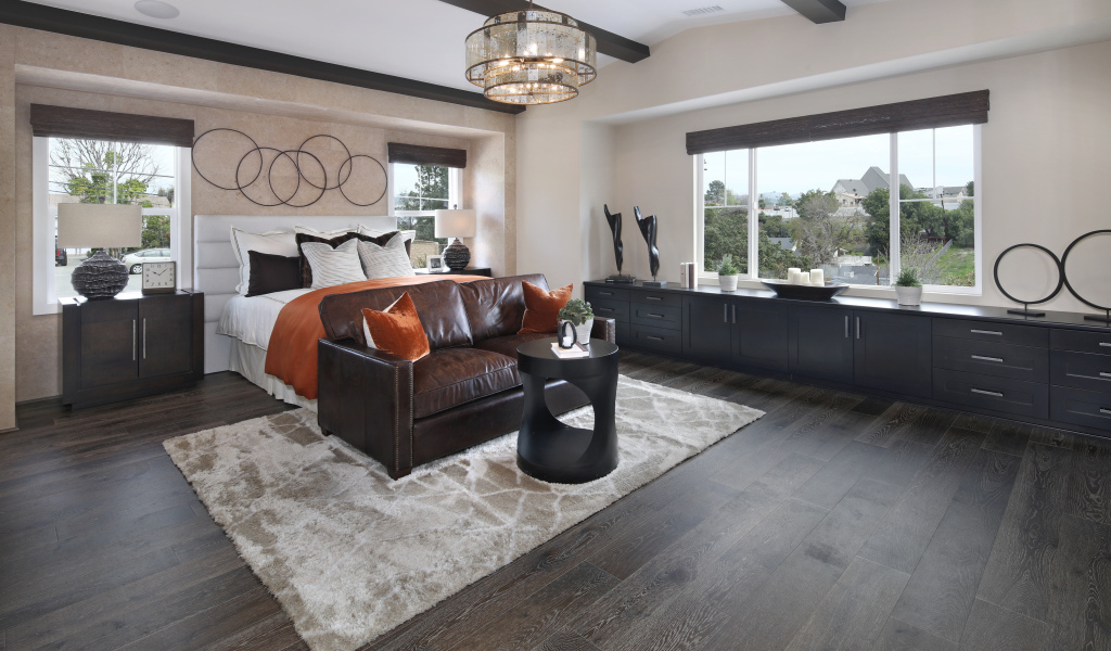 Большая спальная комната с кожаным диваном