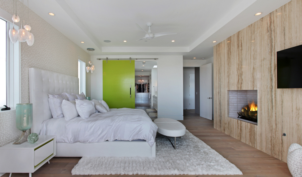 Большая светлая спальная комната с камином