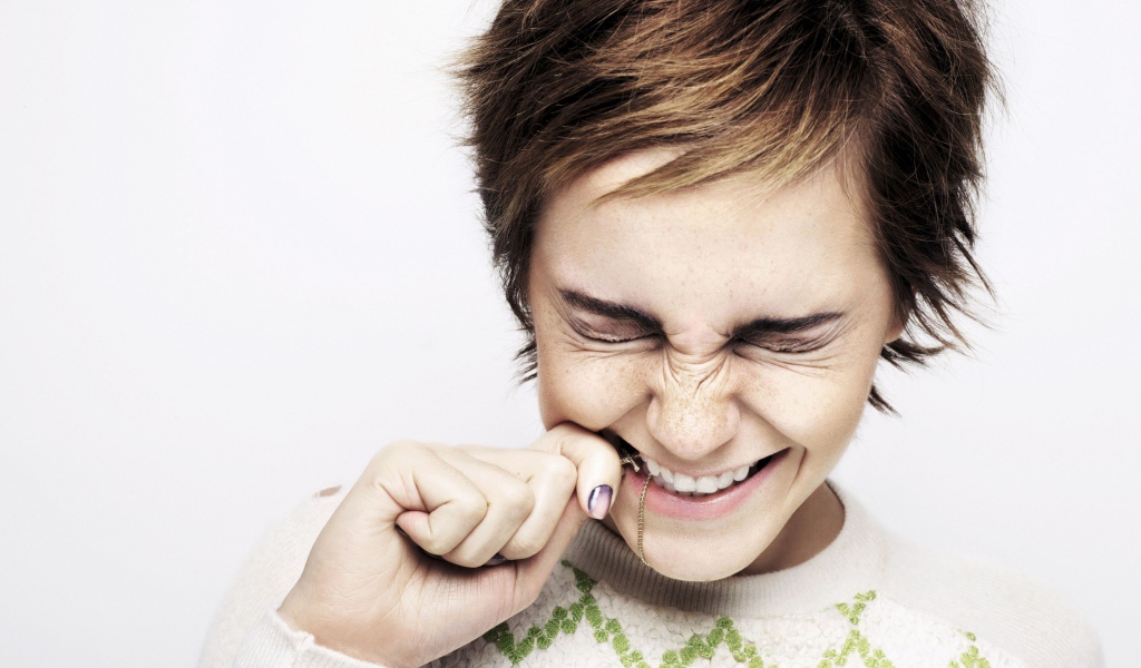 Смеющаяся актриса Эмма Уотсон с короткой стрижкой