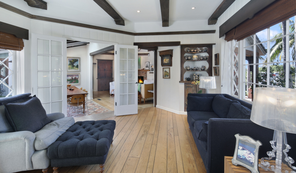 Гостиная комната с большим черным диваном