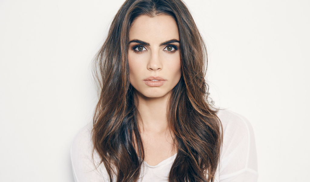 Длинноволосая американская актриса Хилти Боуэн