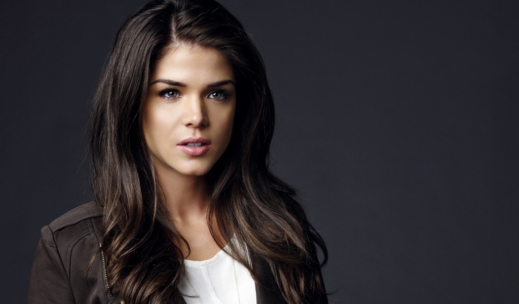 Длинноволосая брюнетка актриса Мария Авгеропулос