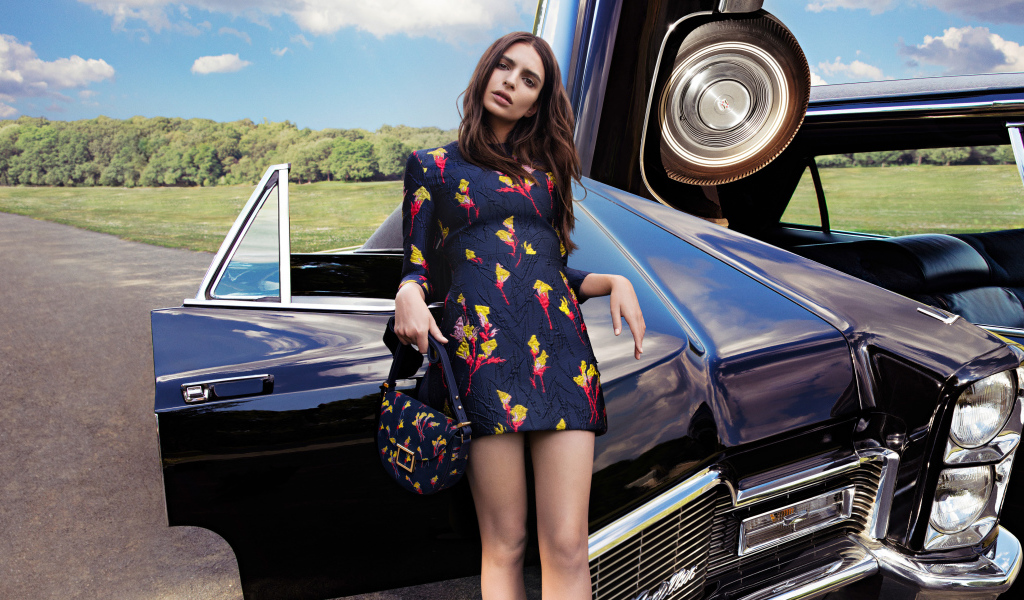 Модель, актриса Эмили Ратаковски у черного автомобиля