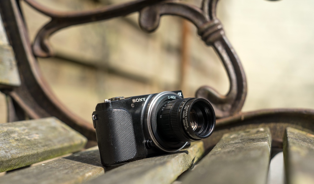 Старый фотоаппарат SONY на деревянной лавке