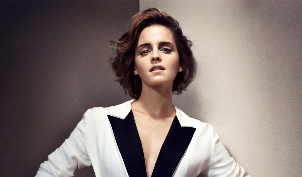 Популярная актриса Эмма Уотсон в пиджаке