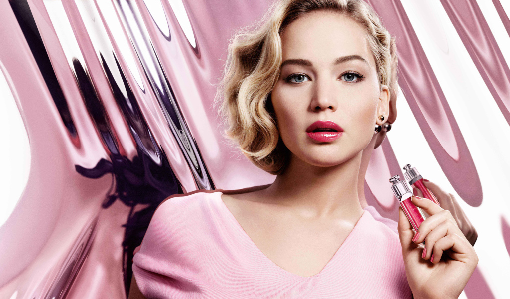 Популярная актриса Дженнифер Лоуренс с блеском для губ в руках