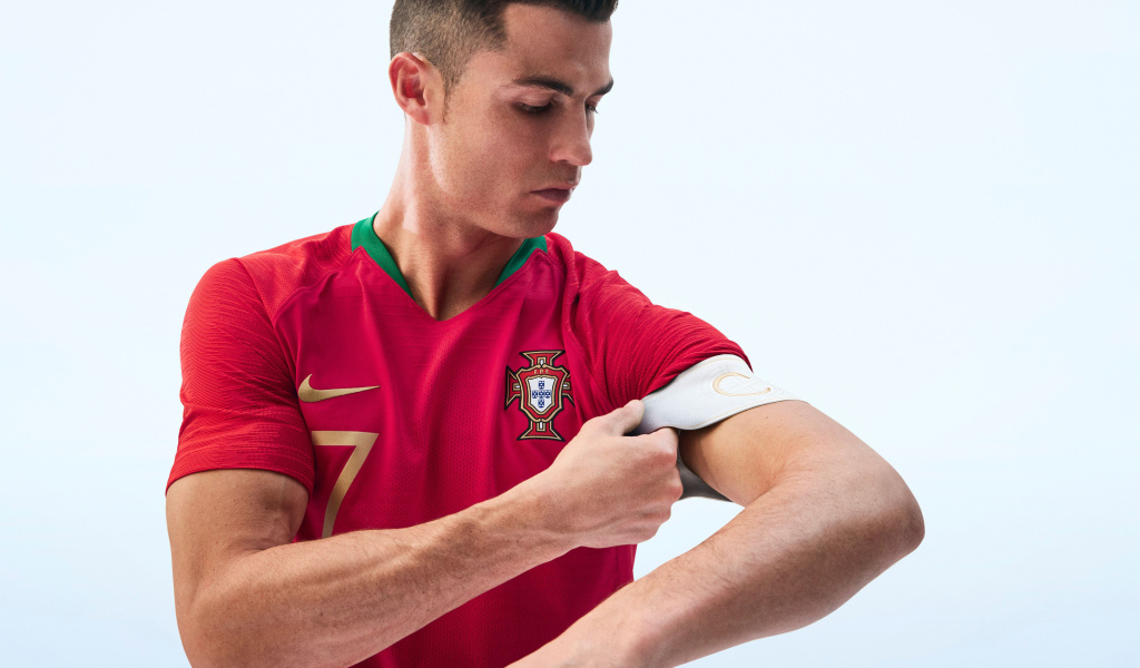 Популярный футболист Криштиану Роналду поправляет форму