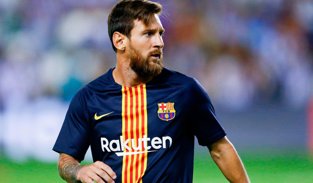 Популярный футболист Лионель Месси с бородой на футбольном поле