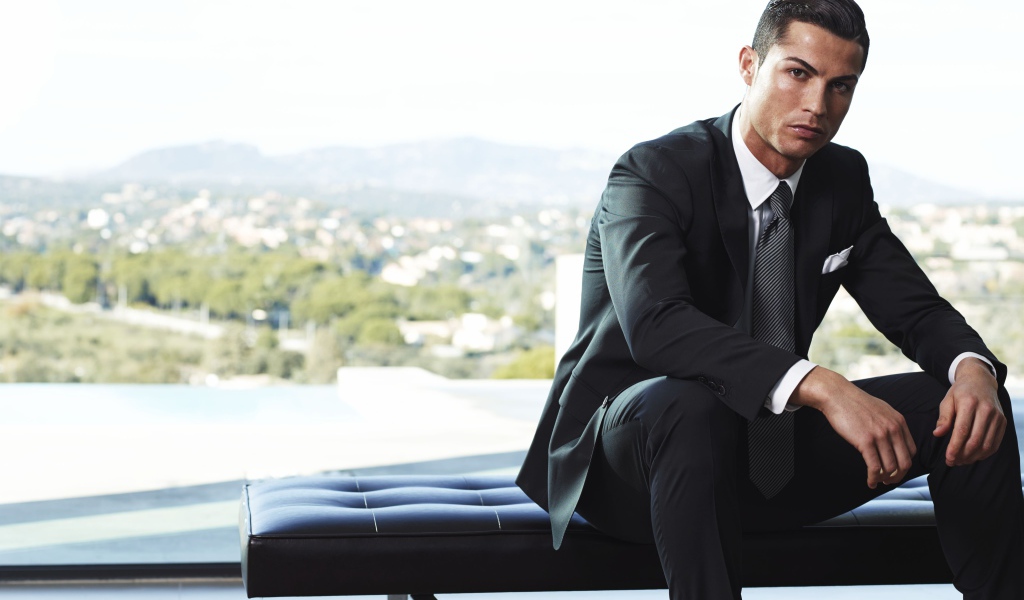 Популярный футболист Криштиану Роналду в костюме