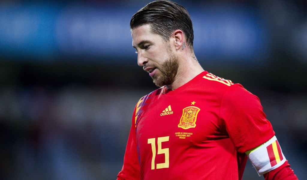 Популярный футболист Серхио Рамос на футбольном поле