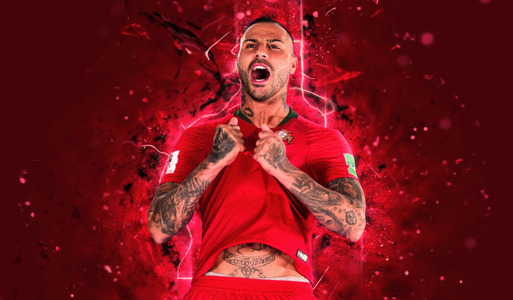 Португальский футболист Рикарду Куарежма на красном фоне