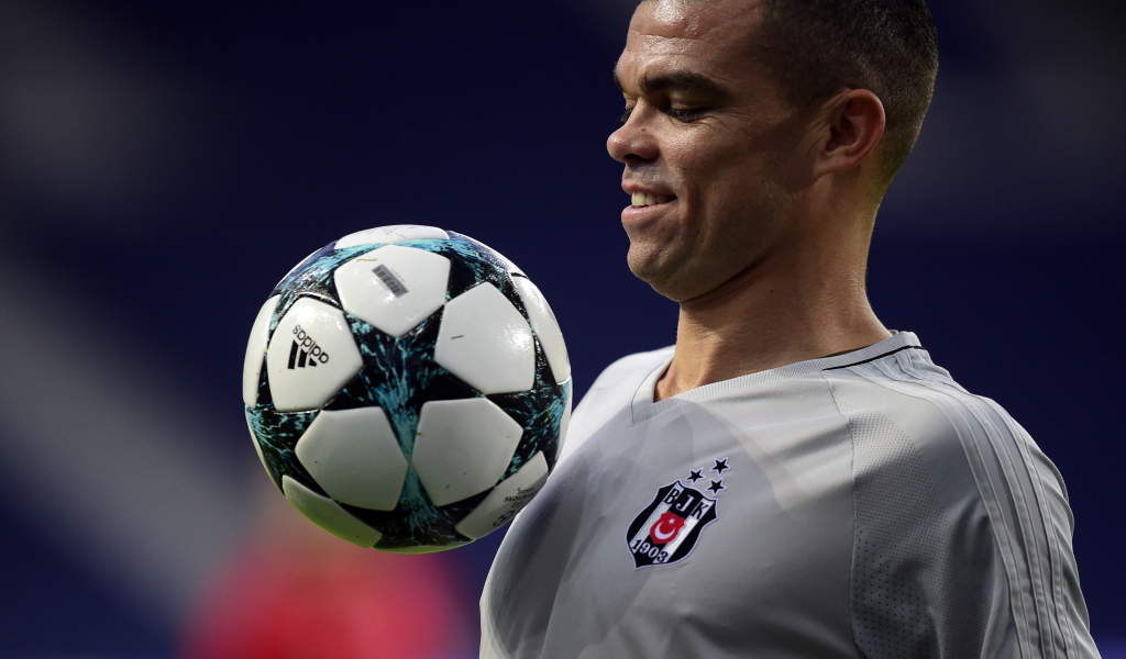 Португальский футболист Пепе с мячом