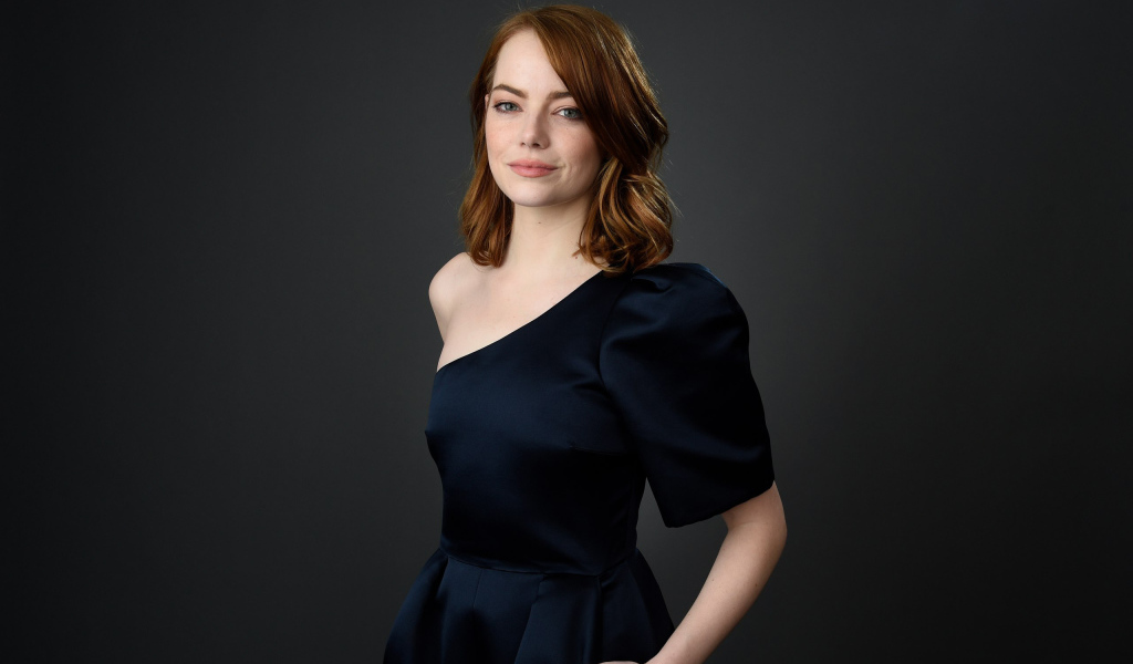 Рыжеволосая актриса Эмма Стоун в черном платье