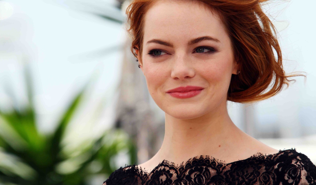 Рыжеволосая улыбающаяся девушка, актриса Эмма Стоун 2018