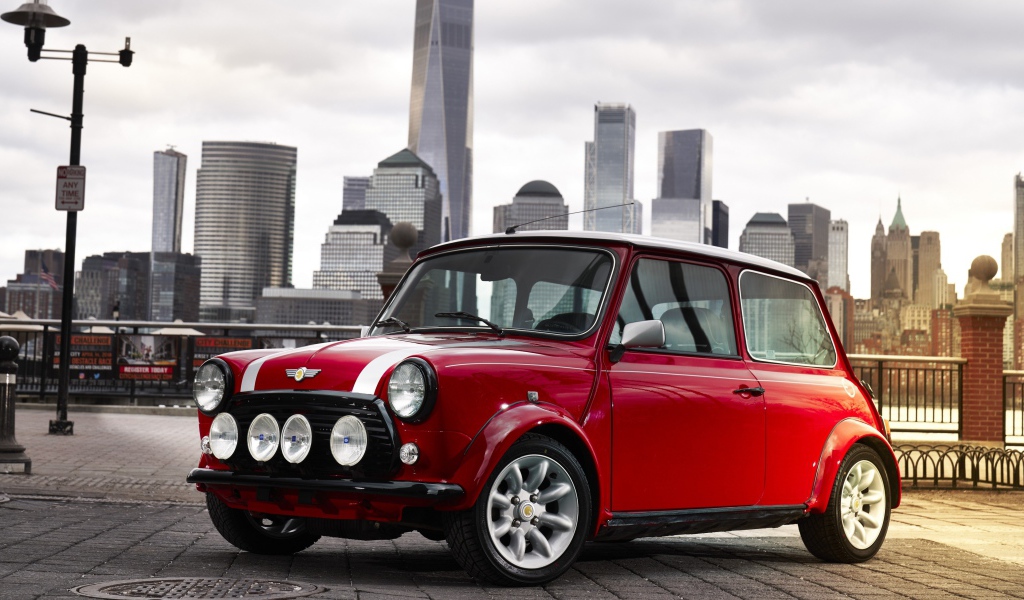 Красный Mini Electric Concept, 2018 года на фоне города