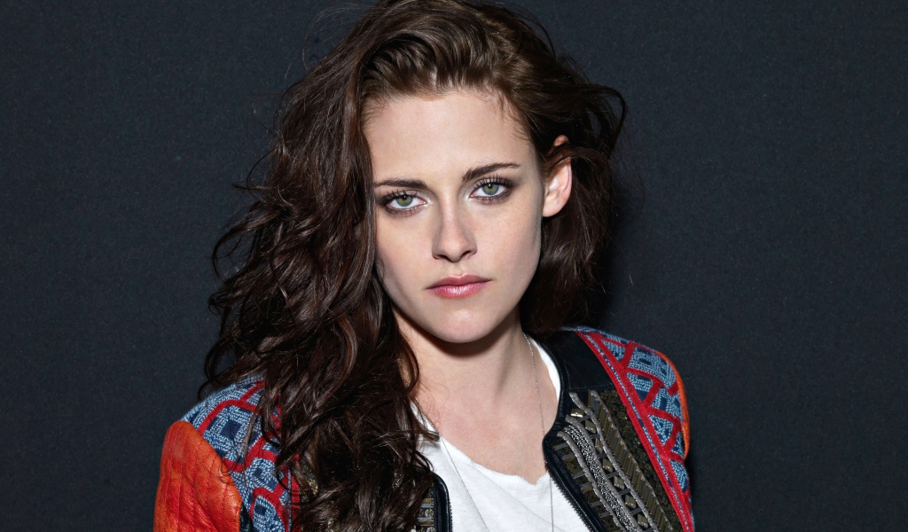 Грустная актриса Кристен Стюарт на сером фоне