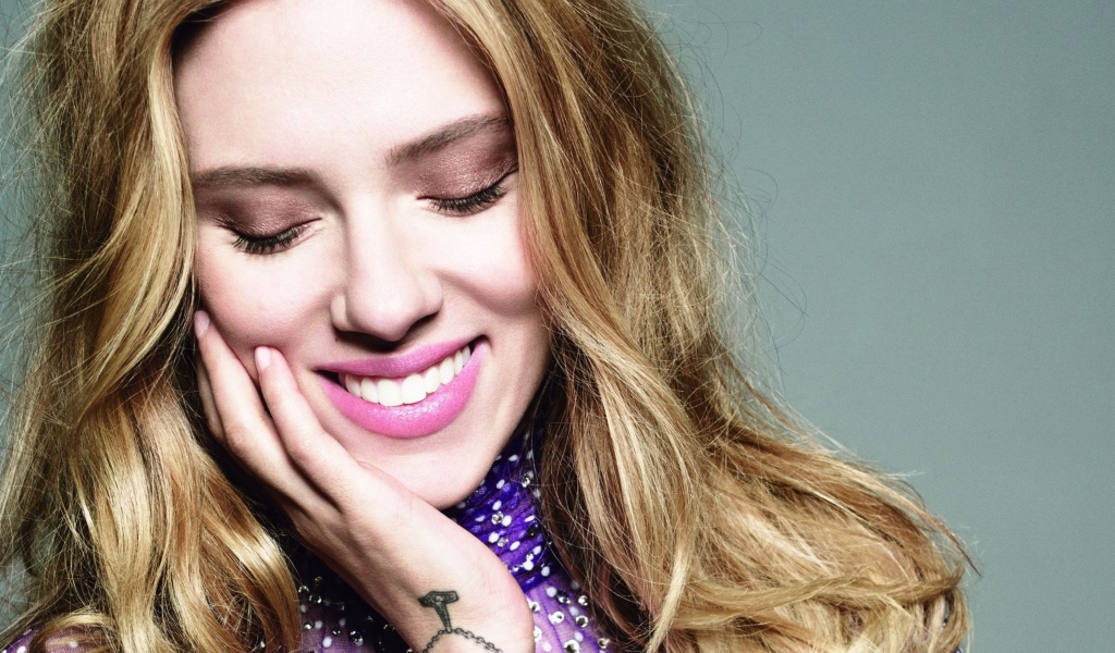 Улыбающаяся актриса Скарлетт Йоханссон
