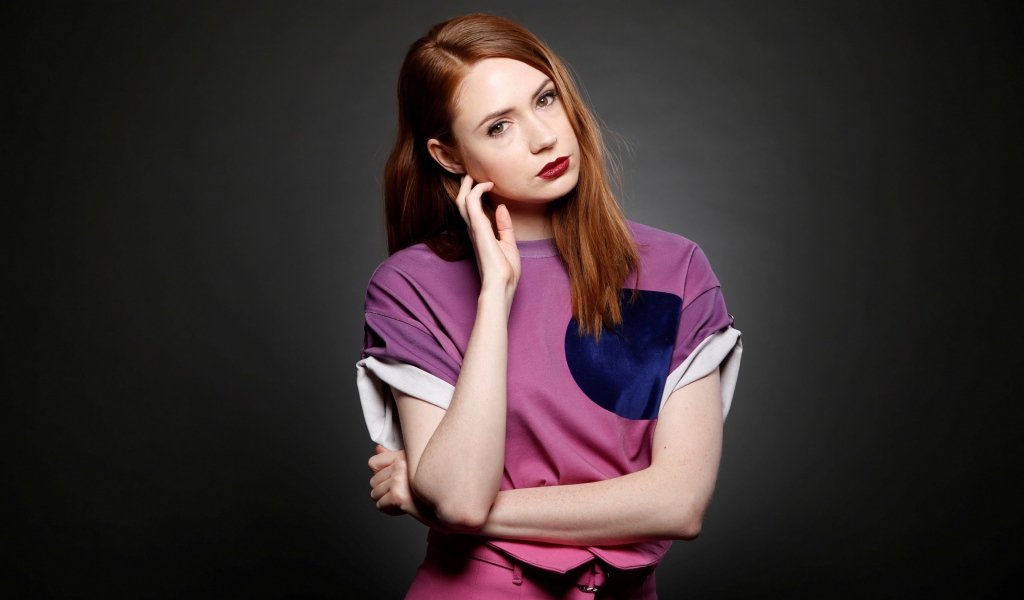 Шотландская актриса Карен Гиллан на сером фоне