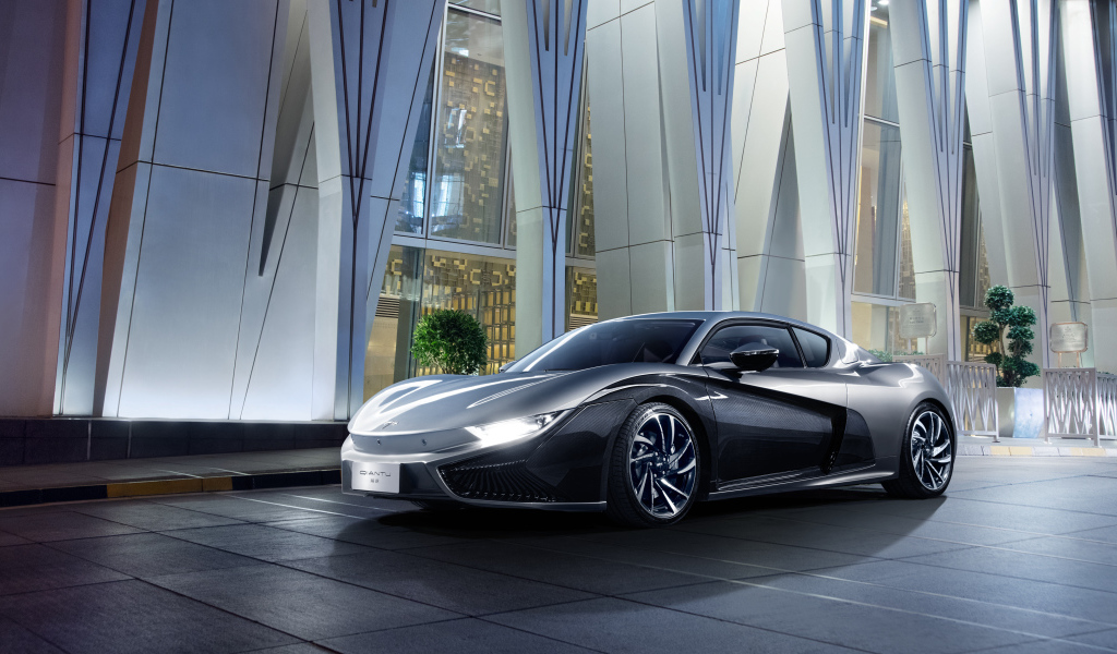 Серебристый электрический суперкар Qiantu K50