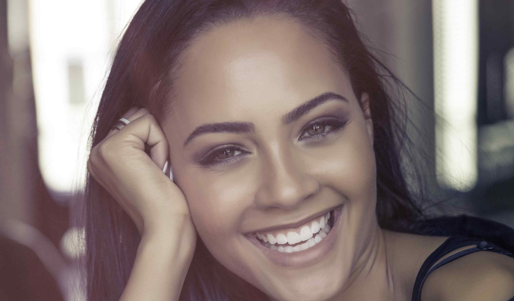 Улыбающаяся американская актриса Тристин Мэйс