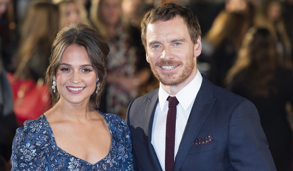 Улыбающиеся актеры Алисия Викандер и Майкл Фассбендер