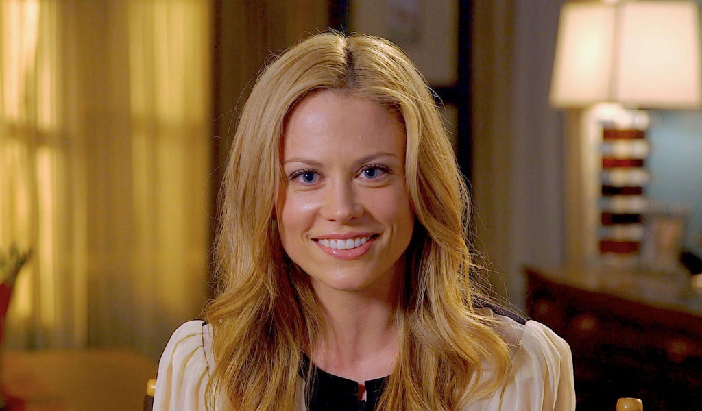 Улыбающаяся актриса Клэр Коффи