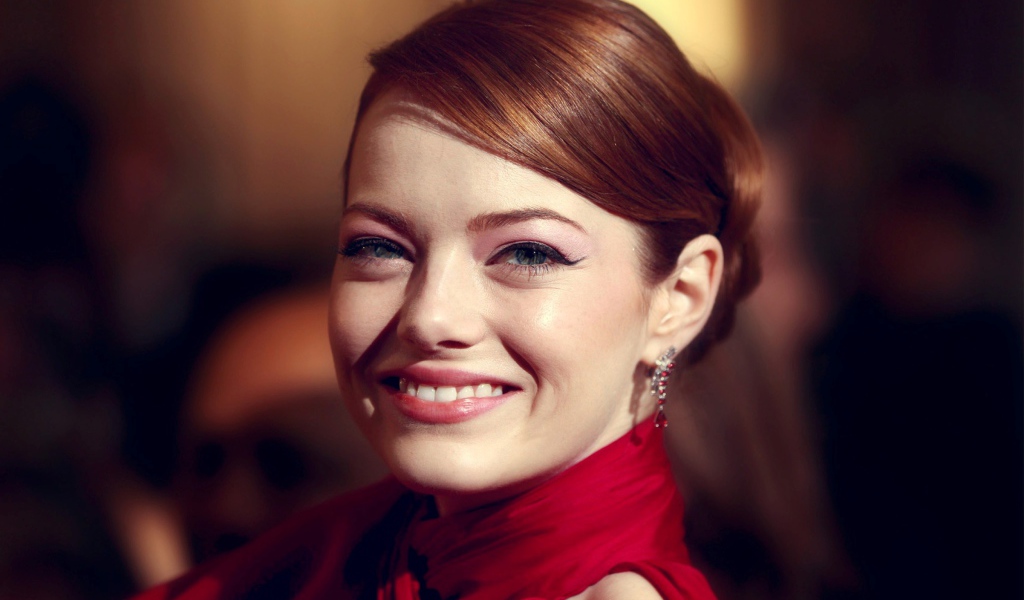 Улыбающаяся актриса Эмма Стоун