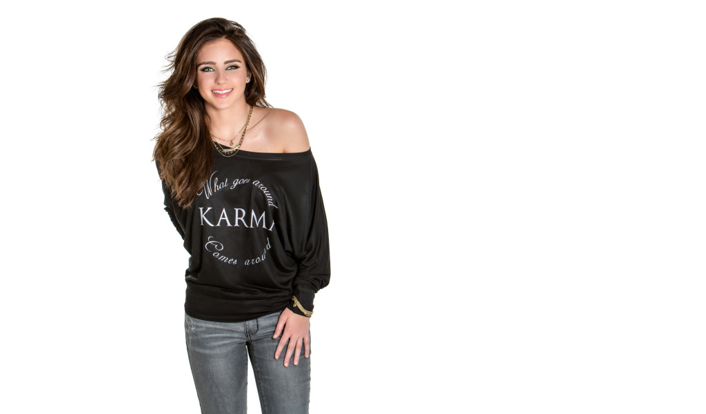 Улыбающаяся актриса Райан Ньюман на белом фоне