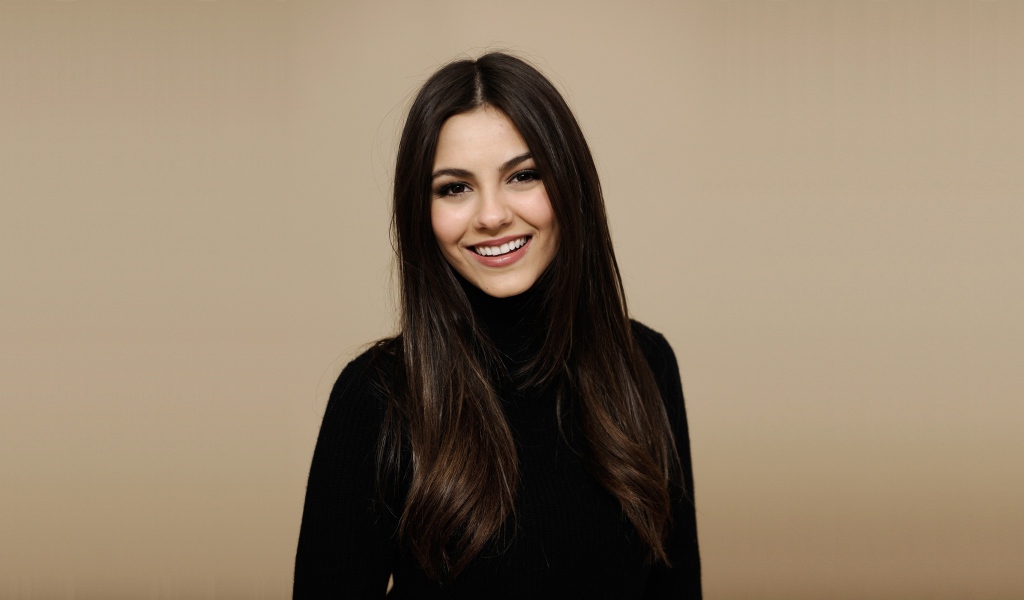 Улыбающаяся красивая актриса Виктория Джастис