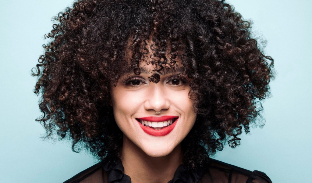 Улыбающаяся яркая девушка, актриса Натали Эммануэль