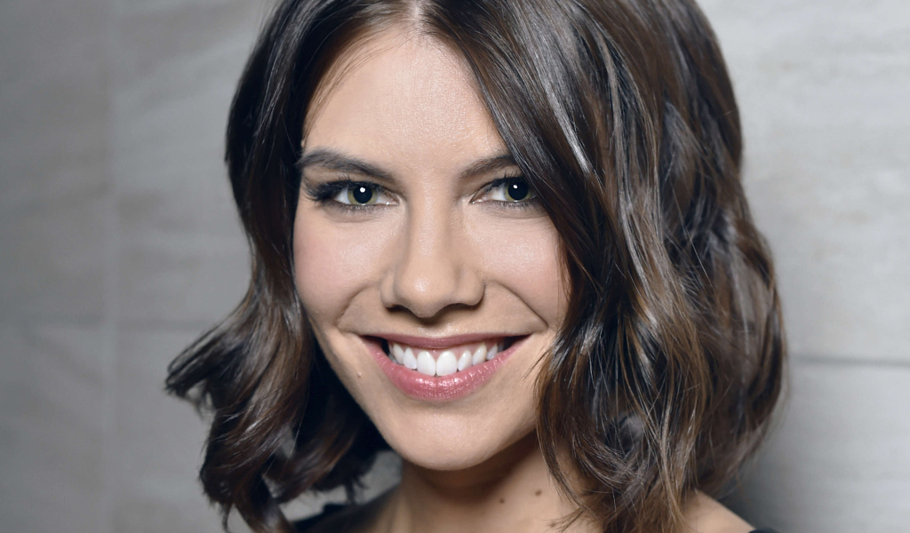 Улыбающаяся девушка, американская актриса Лорен Коэн