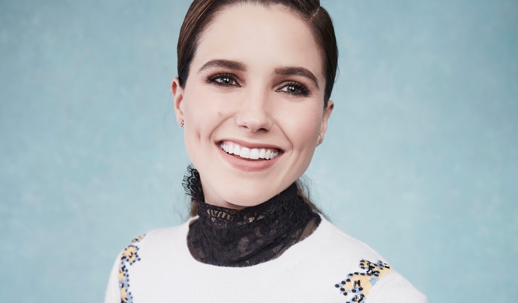 Улыбающаяся девушка актриса София Буш