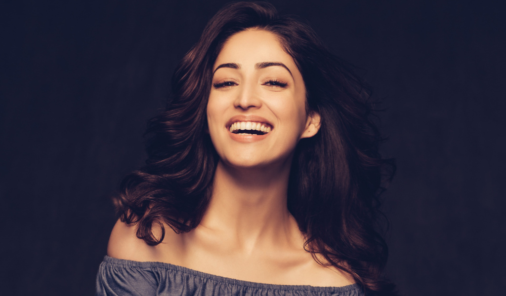 Улыбающаяся индийская актриса Ями Гаутам