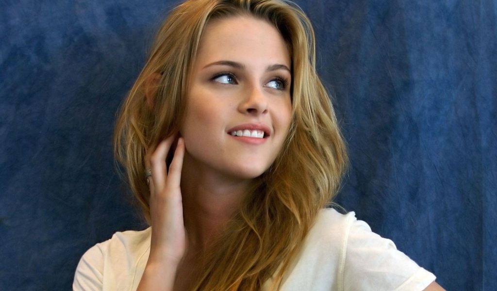 Улыбающаяся нежная девушка, актриса Кристен Стюарт