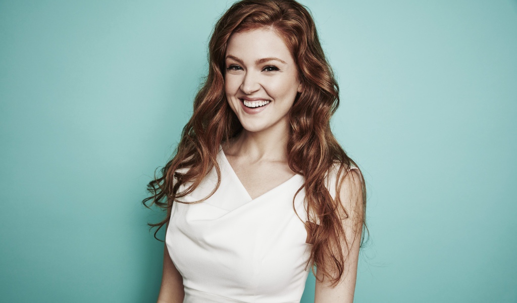 Улыбающаяся молодая актриса Магги Джха