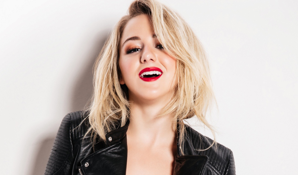 Улыбающаяся молодая девушка, актриса, танцор Хлоя Люказиак