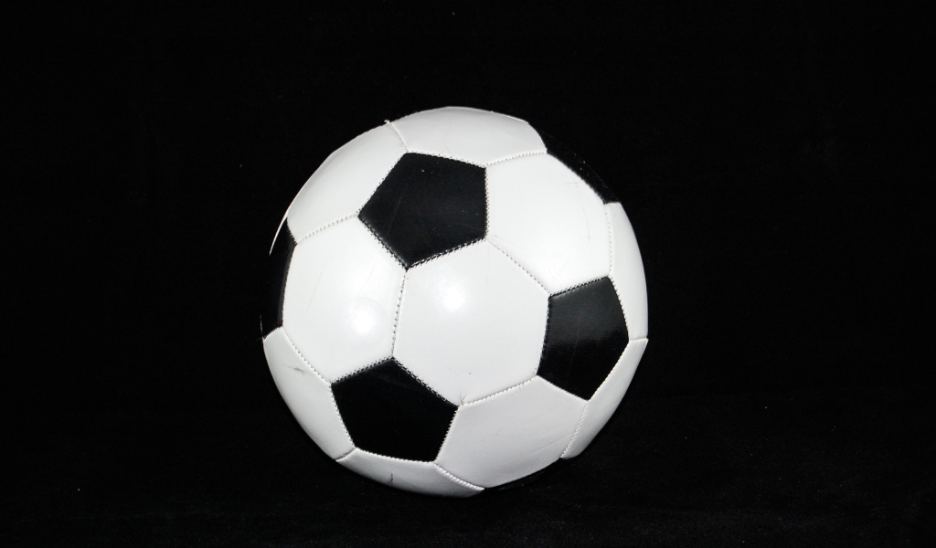 Футбольный мяч на черном фоне