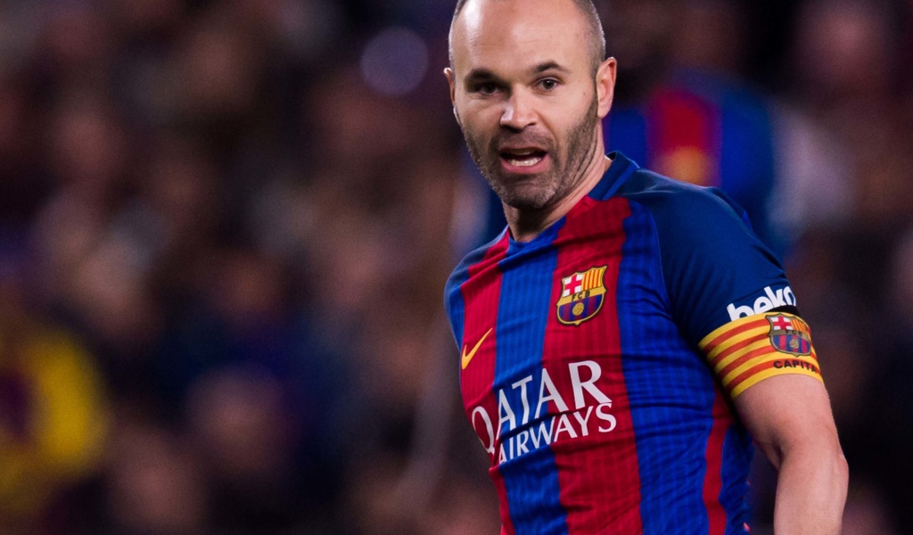 Испанский футболист Андрес Иньеста на футбольном поле