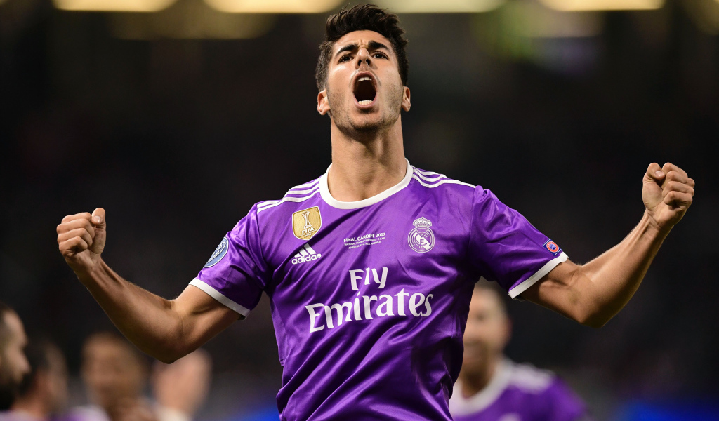 Испанский футболист Марко Асенсио кричит на поле