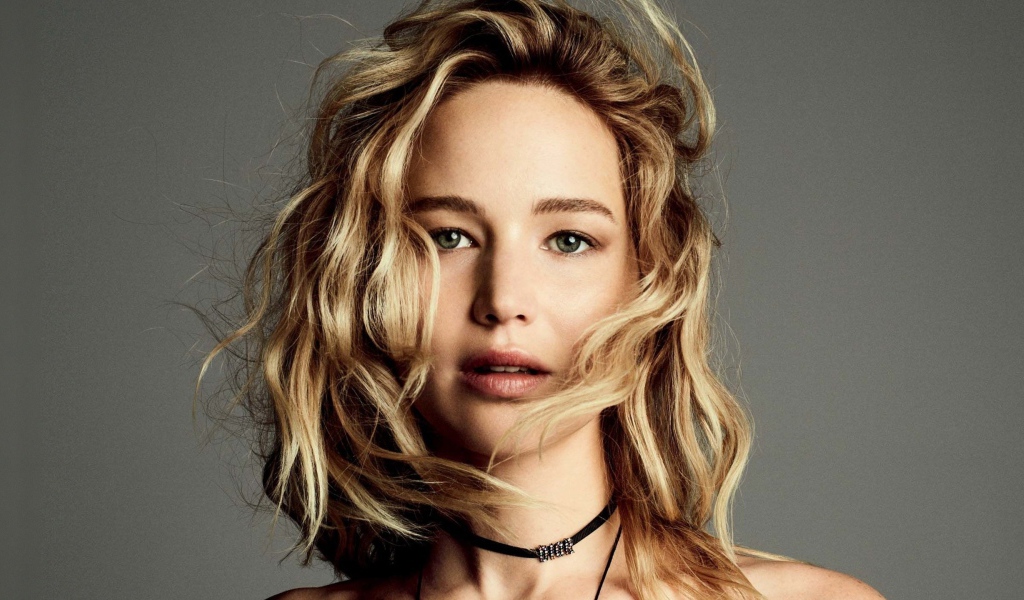 Эффектная блондинка Дженнифер Лоуренс фото на сером фоне