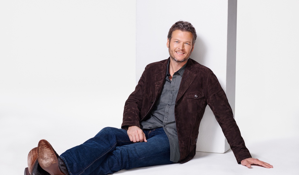 Стильный актер Блейк Шелтон на сером фоне