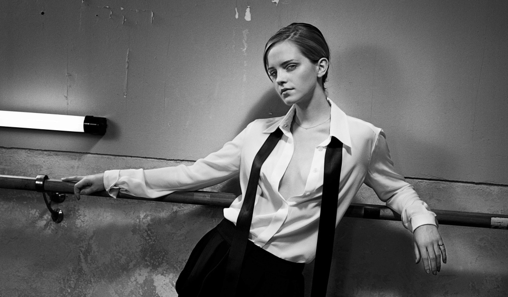 Стильная актриса Эмма Уотсон, черно белое фото 