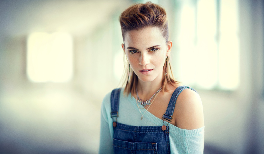 Стильная актриса Эмма Уотсон с джинсовом комбинезоне