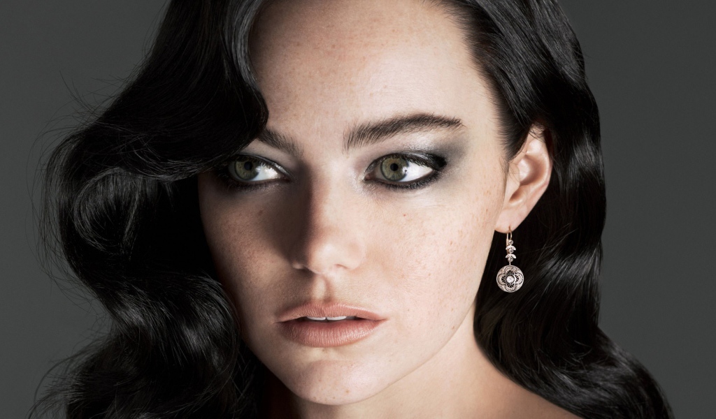 Стильная брюнетка, актриса Эмма Стоун, 2018