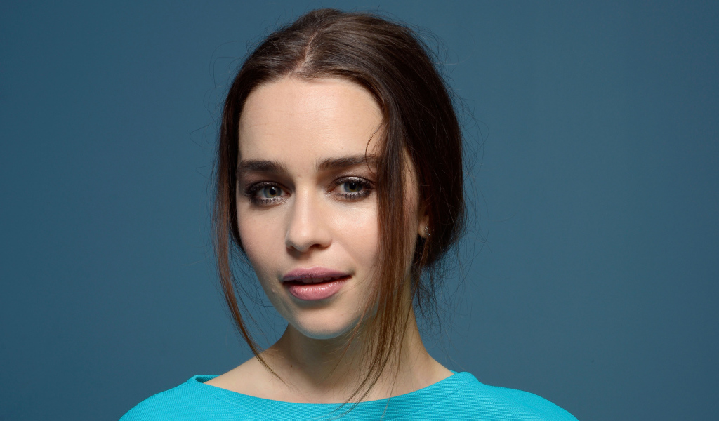 Нежная молодая девушка шатенка, актриса Эмилия Кларк