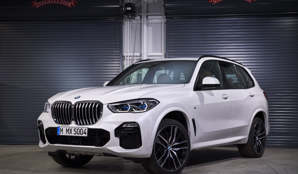 Белый внедорожник BMW X5, 2019 года в гараже