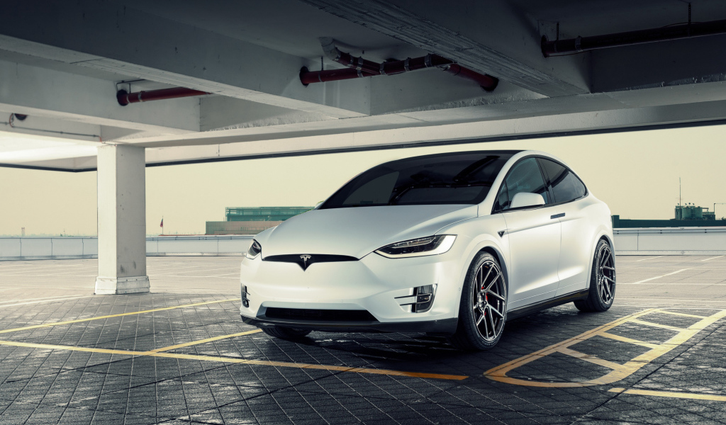 Белый электрический автомобиль Tesla Model X, 2018
