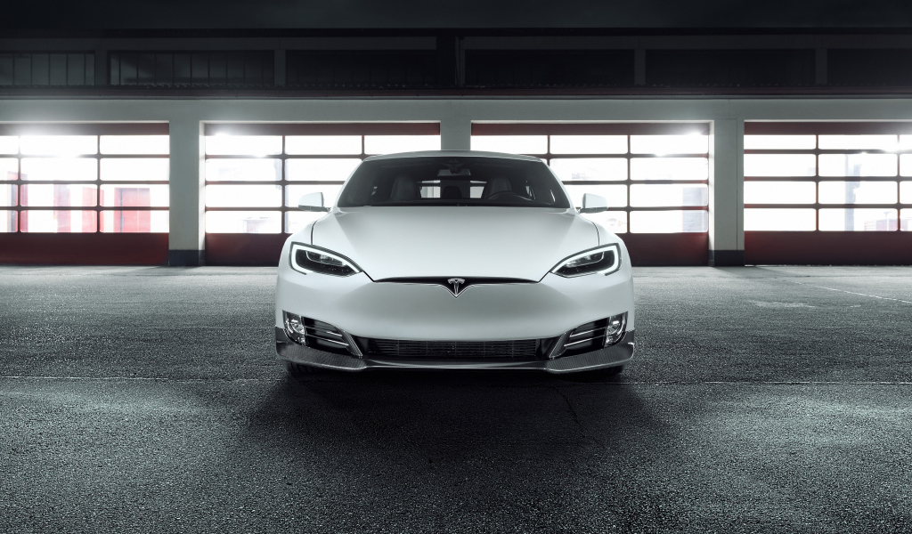 Белый электромобиль Tesla Model S, вид спереди